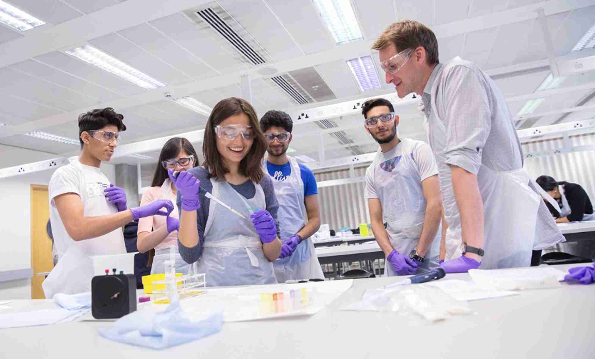 Students taking part in the &#39;Pathways to Medicine&#39; scheme (c) Imperial College London